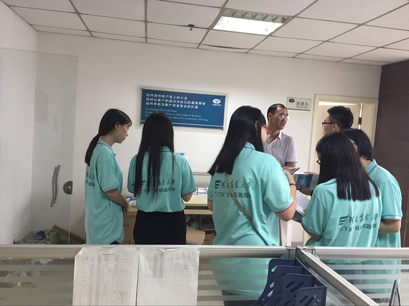 河南（nán）農（nóng）業大學植保學（xué）院研究生（shēng）到羞羞视频生化公司參觀學習(圖2)