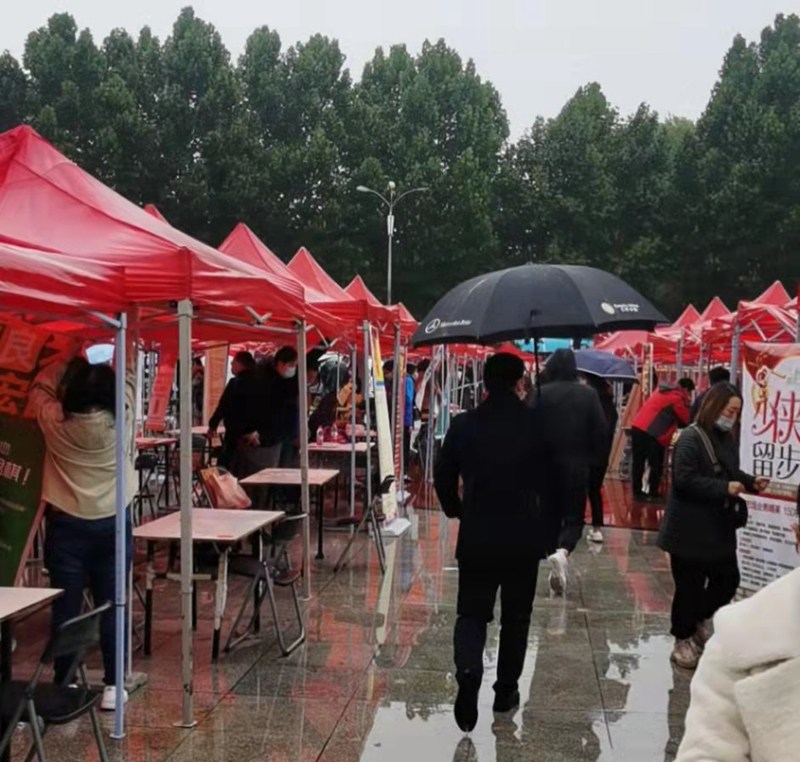 “雨中求賢，職等（děng）你來”羞羞视频生化參加中牟縣招才引智人才招聘會(圖2)