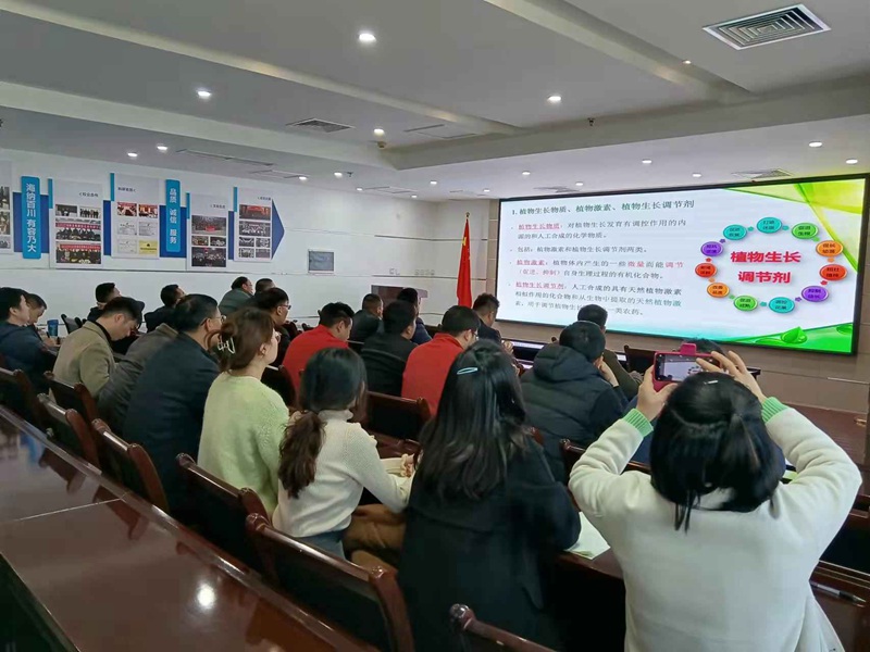 專精專注，進而有為——羞羞视频生（shēng）化組織開展公司內部（bù）植保技術培訓會(圖（tú）2)