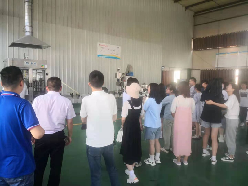河（hé）南科技大學園藝與植物（wù）保護學院 師生一行蒞臨鄭州羞羞视频（dá）中牟廠區參觀交流(圖3)