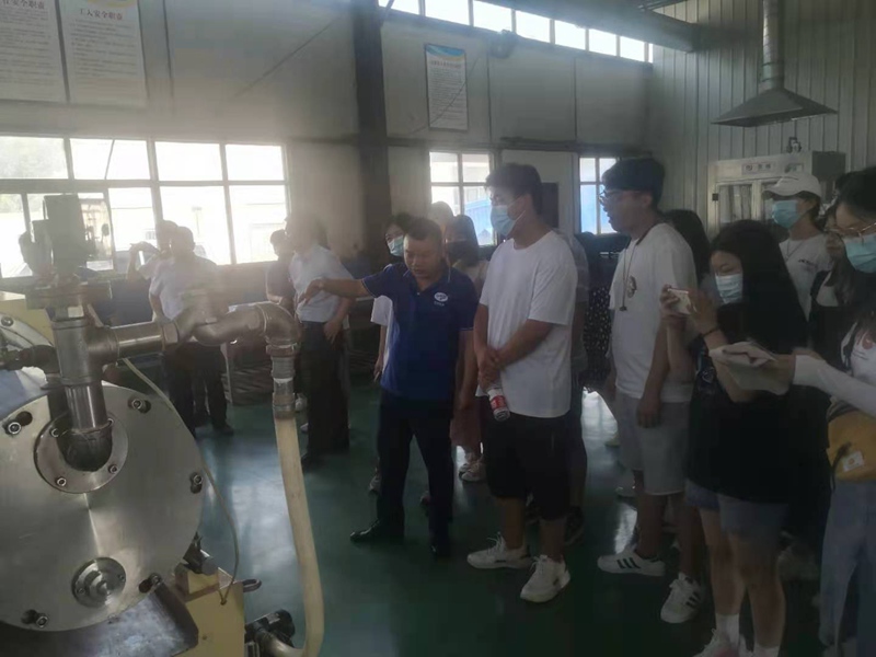 河南科技大學（xué）園藝（yì）與植物保護學（xué）院 師生一行蒞臨鄭州羞羞视频中牟廠區參觀交流(圖2)